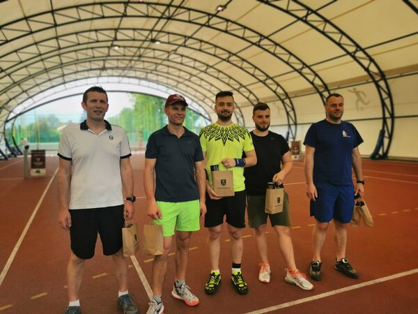 Na zdjęciu zawodnicy, którzy zajeli trzy pierwsze miejsca w Turnieju Deblowym Mężczyzn
