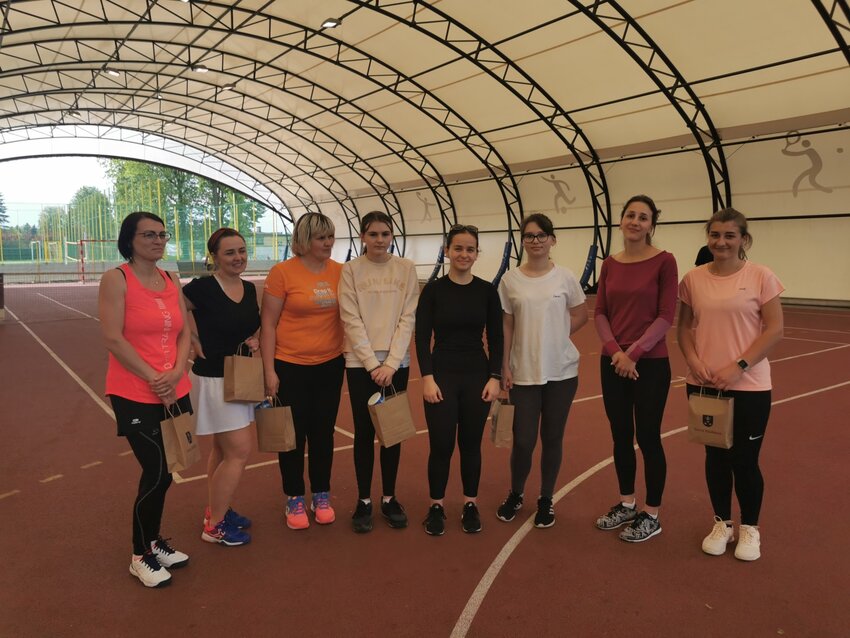 Powiększ: Na zdjęciu zawodniczki, które zajęły trzy pierwsze miejsca w Turnieju Deblowym Kobiet